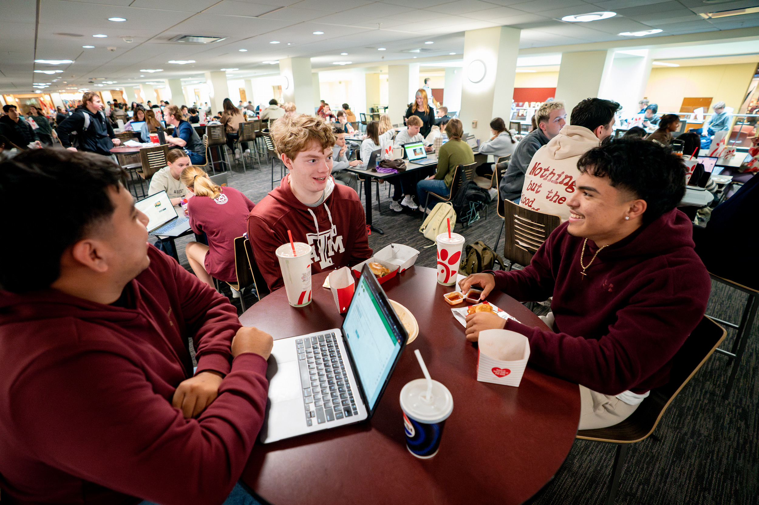 aggie-dining-students.jpg